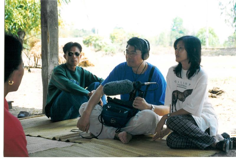 2003年拍攝移工在台賣命的紀錄片《離鄉背井去打工》工作照，中為導演李道明。（照片提供／台灣國際紀錄片影展）