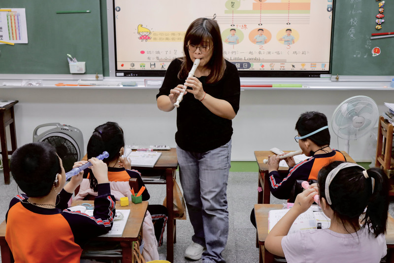 台南大學附屬啟聰學校的導師們沒有音樂背景，卻要依照普通教育藝術課本教音樂，備課時總會互相請教「要怎麼教？」（攝影／李香霆）