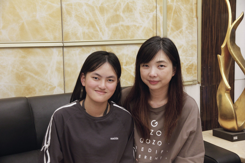俞女晴（左）的媽媽林嬑欣（右）認為音樂有助女兒建立自信，兩人還曾一同參加韓國女團演唱會。（攝影／林芷彤）