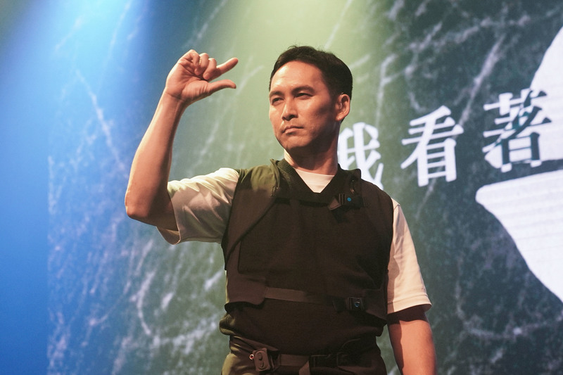 2023年9月23日藝術共融公益演唱會上，牛暄文需要觀察歌手的口型、鼓手打擊的節奏、共感背心的震動，才能將歌詞化為有感情的手語，為聾人安靜的世界，增添旋律。（圖片提供／聲音藏在）