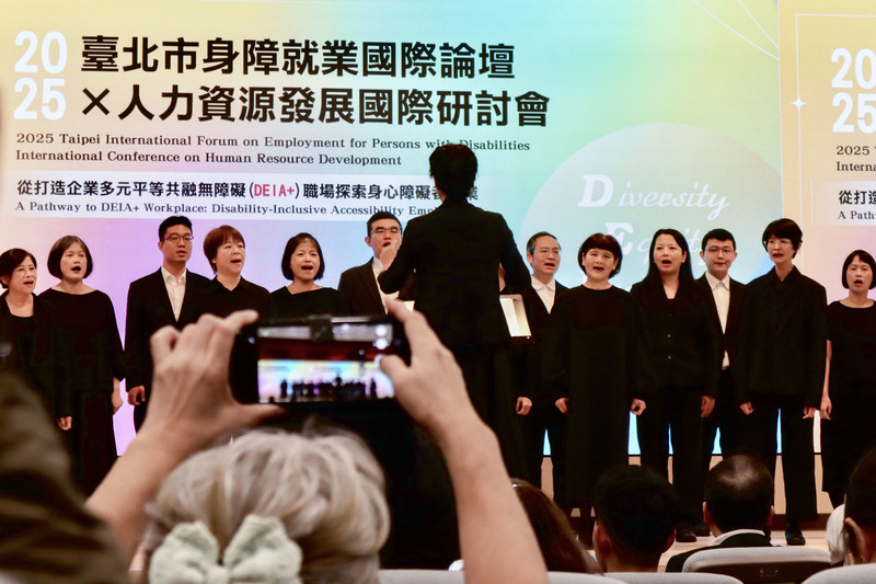 台灣第一個聾人合唱團「天聽合唱團」成立滿兩年，原本不敢開口歌唱的他們，如今已能站上百人演講廳的舞台演出，親身感受台下的掌聲。（攝影／李香霆）