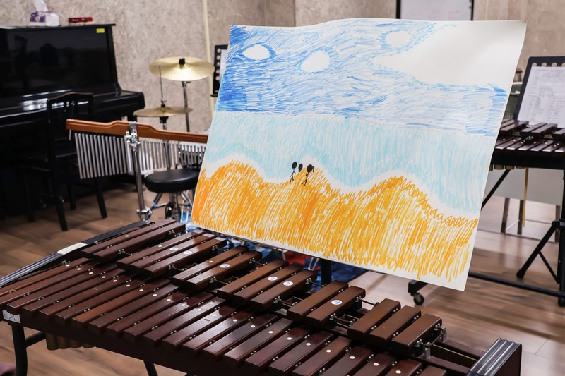 台北市立啟聰學校打擊樂社團成立初期，老師賴珮珊從學校廢棄樂器堆中拾起鐵琴、木琴等樂器；雖然老舊，卻是學生接觸音樂的起點。木琴上的畫作，是學生依據所聽音樂即興繪製的作品。（攝影／林偌甯）