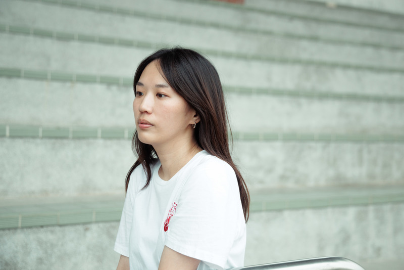 陳韶君1992年生於高雄，畢業於台北藝術大學電影系，2025年以紀錄片《吹得到海風的地方》獲得金穗獎最佳紀錄片，2026年入圍台灣國際紀錄片影展（TIDF）台灣競賽與亞洲視野競賽。（攝影／鄭宇辰）