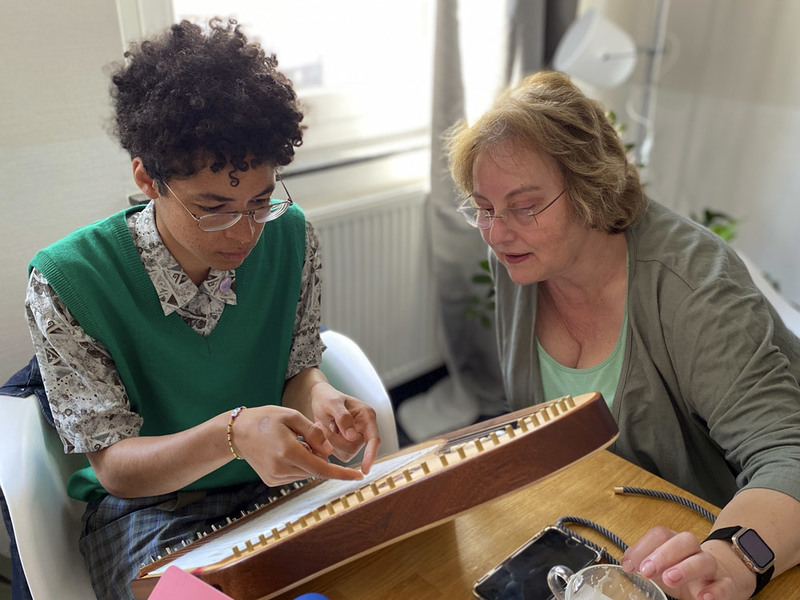 「兒童夢想行動」（Aktion Kindertraum）組織發起的「從寂靜進入聲音」計畫，參與者就適合聽障兒童使用的樂器進行交流。（圖片來源／Aktion Kindertraum）