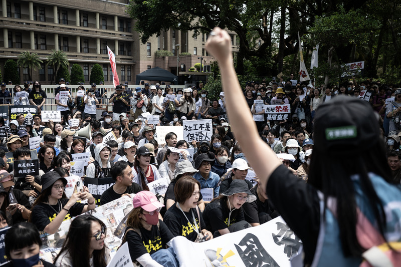 2026年4月22日上午，台北市社會工作人員職業工會與30多個民間團體共同發起抗議行動，要求國家正式道歉，承擔系統失靈責任，停止咎責基層社工。（攝影／楊子磊）