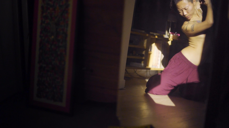 曦曦大膽、激烈的表演風格，底下其實隱藏不為人知的痛苦與掙脫的欲望。（劇照提供／宇宙子媒體藝術有限公司）