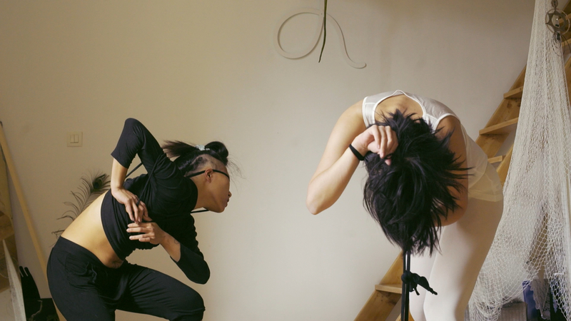 紀錄片《曦曦》主角曦曦（左）與導演吳璠（右）。吳璠現身加入敘事，讓自己也成為被觀看的對象和發聲主體，跟曦曦一起回應女性共同的生命課題。（劇照提供／宇宙子媒體藝術有限公司）