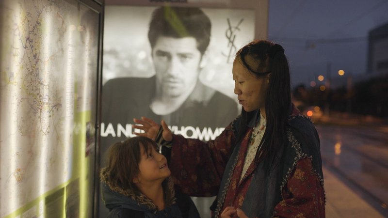 「去愛，是否就意味著得捨棄一個人想要的人生，割捨真實的自己？」吳璠看到曦曦（右）對女兒Nina（左）的愛與擔憂，以及追求自由的渴望。（劇照提供／宇宙子媒體藝術有限公司）