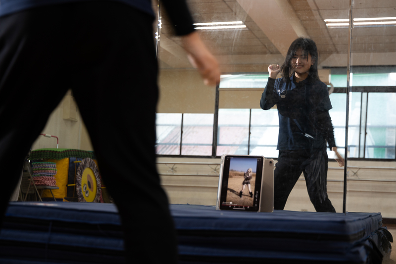 使用平板電腦學習K-pop舞蹈的俞女晴，享受著節奏律動。（攝影／蔡昕翰）