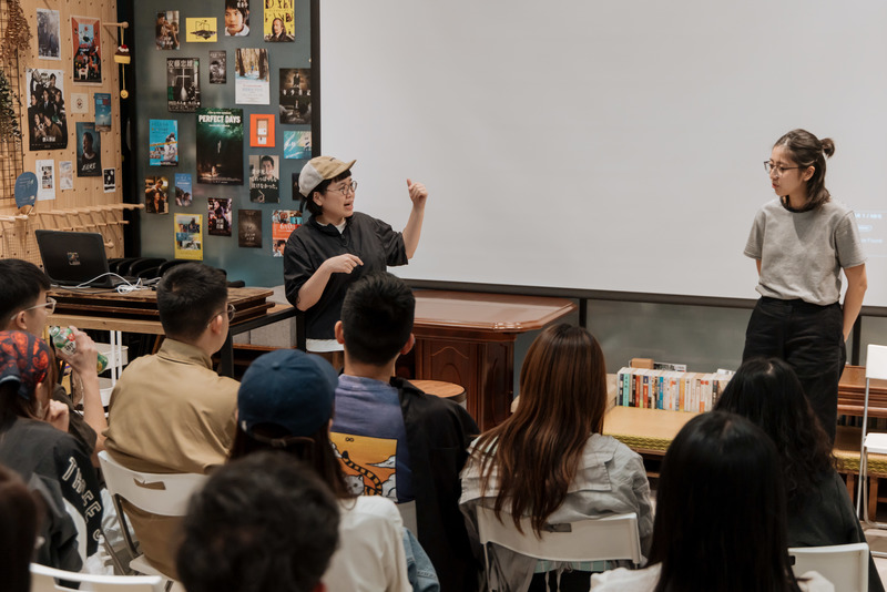 不走商業發行管道，陳卓斯（前左）與王紀堯（前右）選擇自力舉辦社區放映會推廣《顏色擷取樣本.mov》，並堅持搭配映後座談與觀眾面對面討論。（攝影／鄭宇辰）