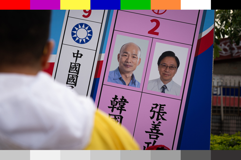 《顏色擷取樣本.mov》跟拍香港區議員溫子眾來台灣觀察2020年總統大選，拍下台灣政治繽紛的符碼。（圖片提供／陳卓斯、王紀堯）