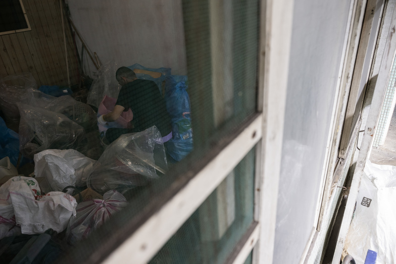 2025年12月11日，人生百味的「人生萬事屋」團隊前往板橋的個案住家（非本文當事人），協助清運囤積物品。（攝影／楊子磊／資料照片）