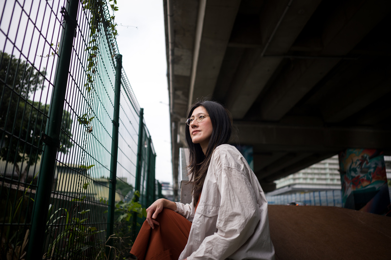 錄像藝術家蘇郁心旅居柏林多年，創作媒材涵蓋裝置、錄像電影，反思人類科技文明與生態環境的關係。（攝影／黃世澤）