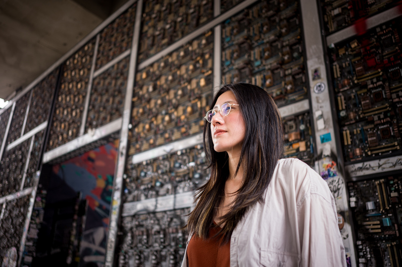 蘇郁心花費5年的時間，走遍台灣、美國、歐洲，關注台積電海外擴廠對當地人文環境的影響，完成《特殊水，複數》、《雲過無雨》、《陽光沉積帶》三部曲。（攝影／黃世澤）