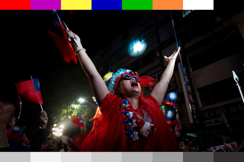 台灣的民主自由，讓各種政治意見獲得表達空間。《顏色擷取樣本.mov》記錄了「韓流」的盛況，政治符碼與顏色之下的矛盾認同。（圖片提供／陳卓斯、王紀堯）