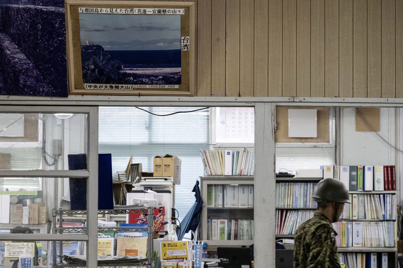 沖繩縣八重山郡與那國町役場的辦公室一角，懸掛著一張自與那國島西端眺望台灣的相片。（攝影／楊子磊／資料照片）