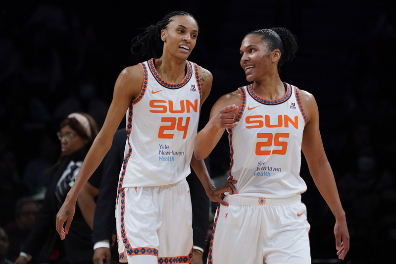 2022年5月17日，當時效力於WNBA康乃狄克太陽隊（Connecticut Sun）的迪萬娜・邦納（DeWanna Bonner，左）與艾莉莎・湯馬斯（Alyssa Thomas，右）在一場對陣紐約自由人（New York Liberty）的比賽上半場暫停期間交談。2023年7月，邦納與湯馬斯宣布訂婚。（攝影／John Minchillo／AP／達志影像）