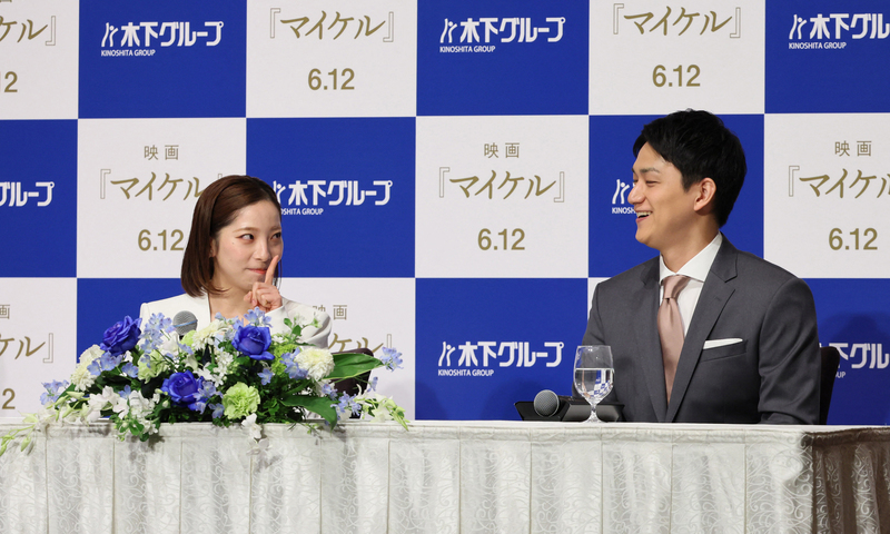 2026年4月28日，三浦璃來（左）與木原龍一（右），在東京千代田區舉行記者會，宣布今年賽季結束後引退。（攝影／Yusuke Matsumoto／Yomiuri／The Yomiuri Shimbun／AFP）