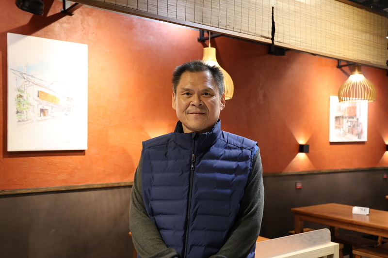 在酪農產業擁有26年資歷、曾任味全食品畜產組資深經理、晟順農牧場前董事長的邱勇誠。他回憶抵制事件時，酪農們常問他：「味全這樣的狀況會多久？」他無法替公司保證未來，也難以替酪農分憂，是他最無力的時候。（攝影／柯采瑜）