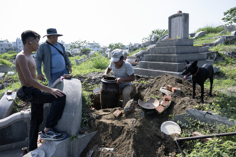 2026年5月2日,一位撿骨師在台南市南區的喜樹公墓作業。(攝影/楊子磊)
