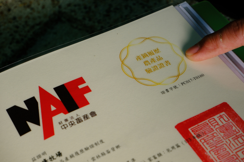 廖一峰指著剛換發的「產銷履歷農產品驗證證書」說，自林鳳營抵制事件後，他便自費申請產銷履歷，每3年固定繳納約7萬元的驗證費用，希望透過證書，向外界證明自家牧場的品質。（攝影／柯采瑜）