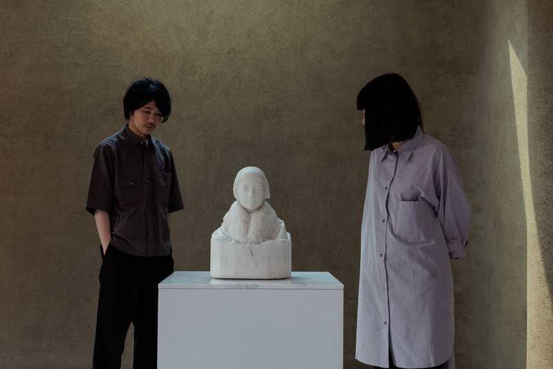黃土水另一作品《少女》胸像,目前展示於太平國小博物館。這件作品是黃邦銓(左)及林君昵(右)接觸黃土水的開端。(攝影/鄭宇辰)