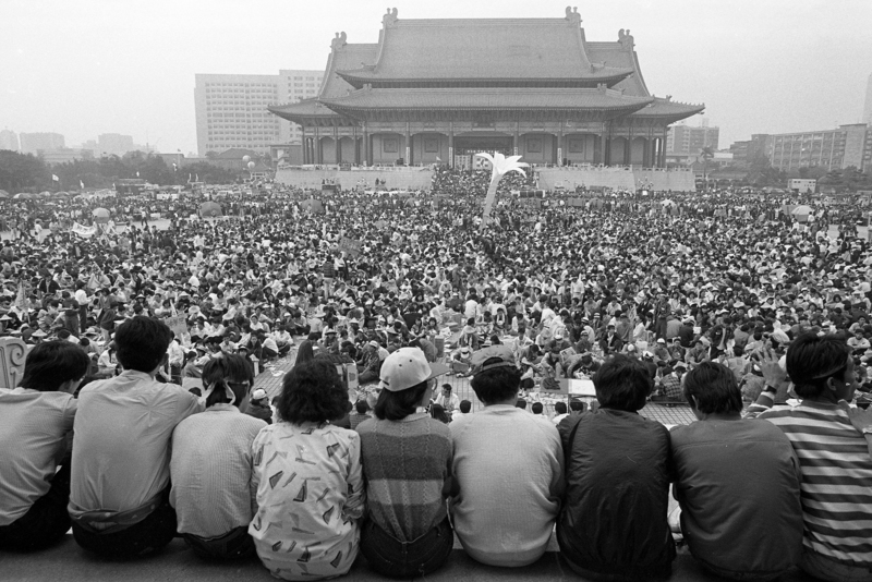 1990年3月中正紀念堂廣場上的野百合學運，數千名學生靜坐要求解散國民大會與召開國事會議。（攝影／謝三泰／《民主之眼》提供）