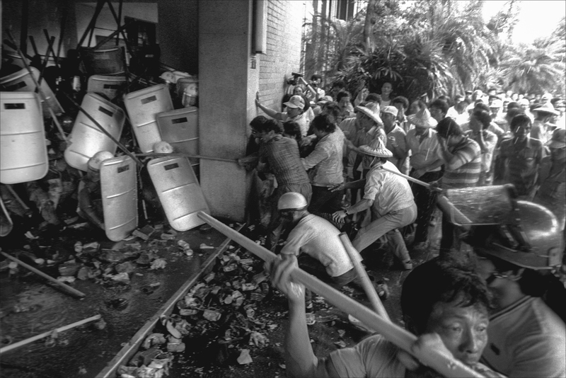 1988年520農運演變成流血衝突，遊行民眾於立法院前與警方發生激烈對峙與推擠。（攝影／黃子明／《民主之眼》提供）
