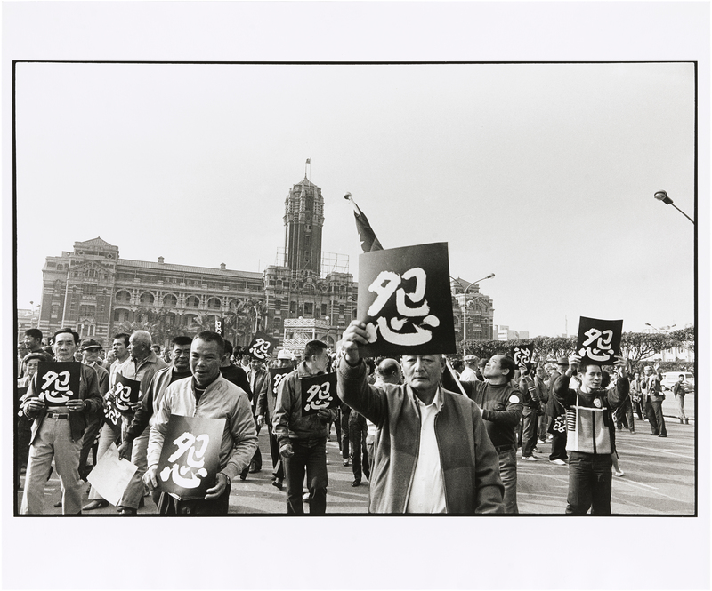 1986 年彰化鹿港居民發起抗爭，反對美國杜邦公司於當地設廠，開啟台灣環境正義運動重要篇章。（攝影／蔡明德／《民主之眼》提供）