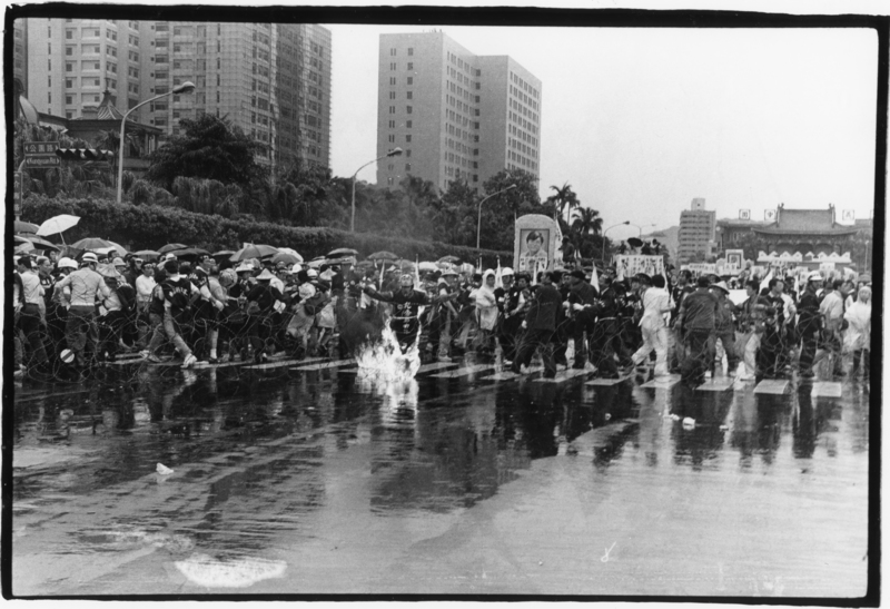 1989年5月19日，詹益樺在鄭南榕喪禮隊伍行經總統府前時，選擇以自焚方式追隨殉道者。（攝影／潘小俠／《民主之眼》提供）