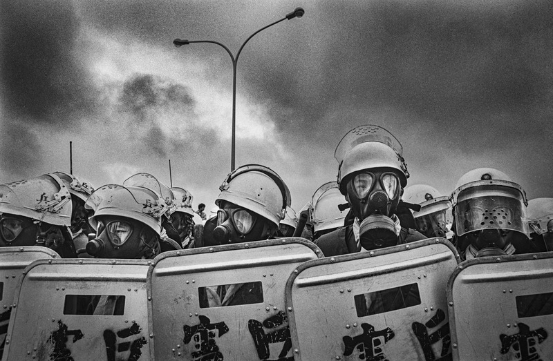 1986年「機場事件」發生時，憲兵於桃園機場外圍拉起封鎖線，阻絕群眾迎接當時被禁止入境的許信良。（攝影／劉振祥／《民主之眼》提供）