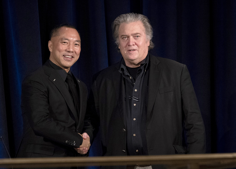 2018年11月20日,在紐約舉行的記者會上,班農(Steve Bannon,右)與郭文貴握手致意。(攝影/Don Emmert/AFP)