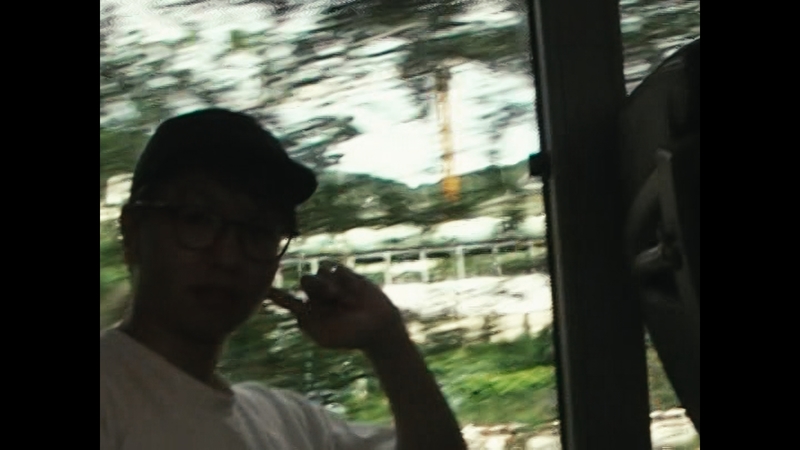 陳淦熙請父親拿攝影機拍攝自己，在景框中留下了兒子晃動模糊的身影。（劇照提供／秋分映像）