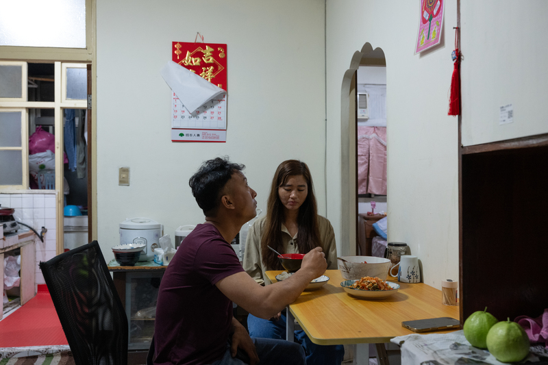 Chit Paw與Moe Moe在新北市的租屋處共進晚餐。桌上是緬甸家常菜涼拌茶葉。(攝影/謝佩穎)