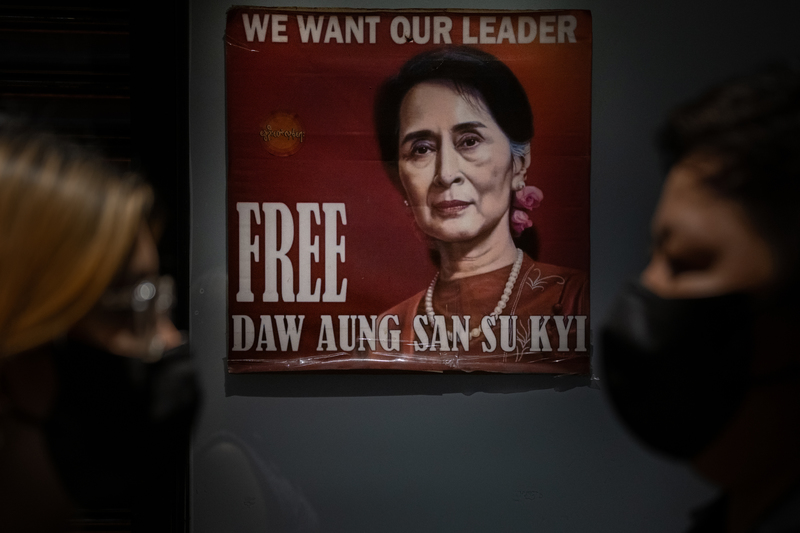 Ann(右)與表妹Chloe(左)與新北市一處聲援翁山蘇姬的海報合影。現年80歲、各界褒貶不一的翁山蘇姬,自2021年政變後即遭軍政府嚴格限制人身自由。(攝影/謝佩穎)
