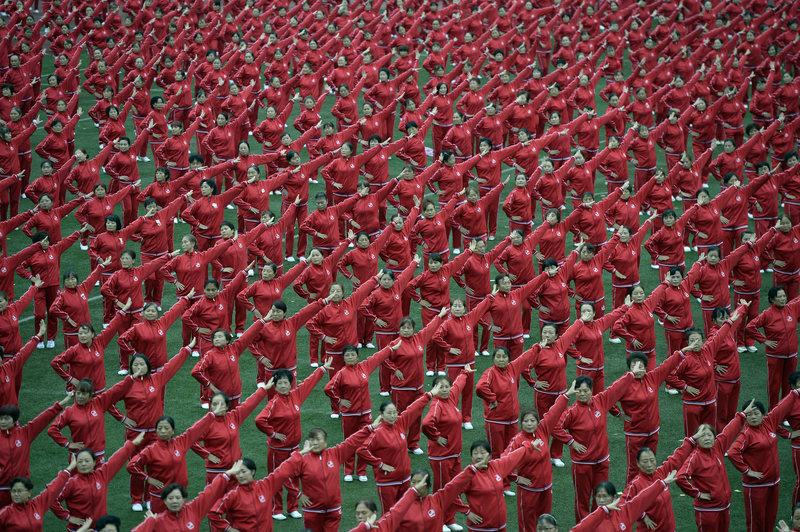 2016年11月7日,約4,000名中國民眾冒雨在重慶跳廣場舞。(攝影/Visual China Group via Getty Images)
