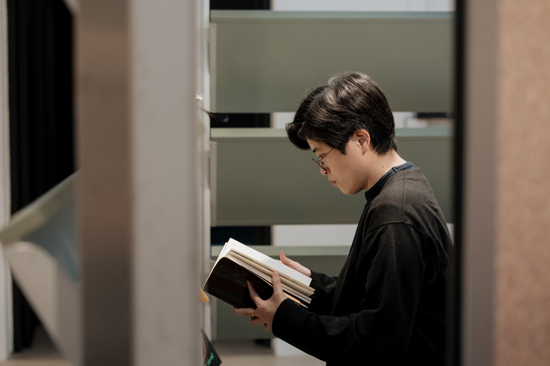 楊双子在《臺灣漫遊錄》創造「虛構譯作」的文學框架,意外憑借真實世界中的譯本在國際獲獎。(攝影/鄭宇辰)