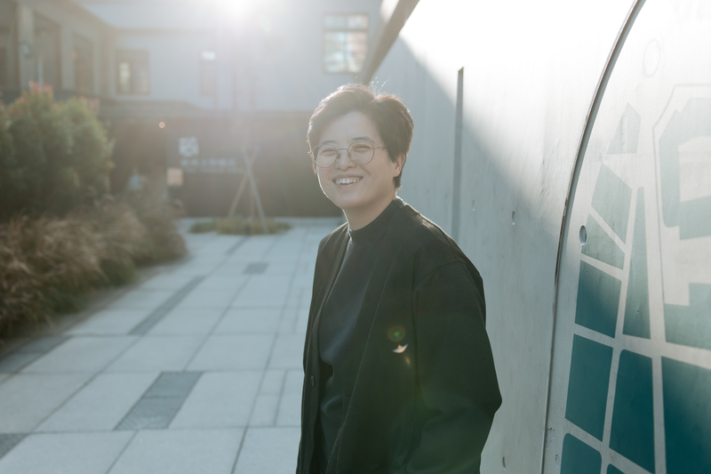 已故雙胞胎妹妹楊若暉曾是楊双子重要的創作夥伴與支持,妹妹的信任與鼓勵,讓她堅持走在寫作之路。(攝影/鄭宇辰)