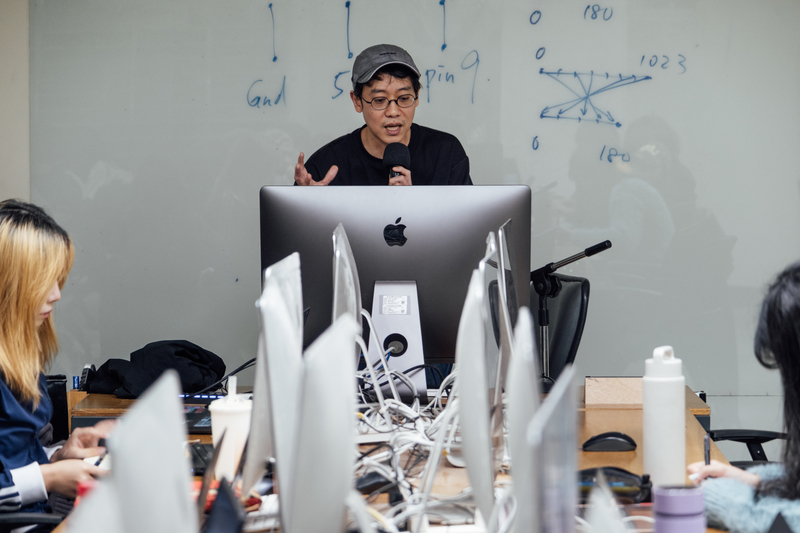 趁短暫返台期間，李亦凡至北藝大新媒體藝術系實體授課。（攝影／余志偉）