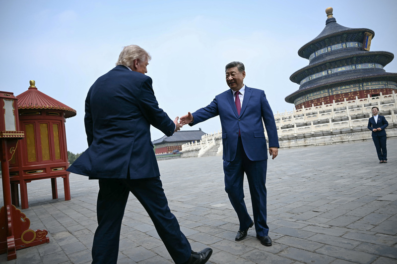 2026年5月14日，習近平（右）與川普在北京天壇（左）握手致意。（攝影／Brendan Smialowski／Pool via Reuters）