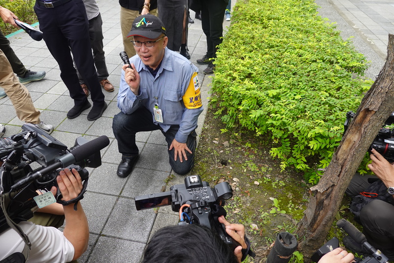 台北市清潔隊鼠類偵防師班長高健富表示，鼠類偵防師會到社區協助民眾檢視建築物的管線及花圃有沒有鼠道及鼠洞，並給予改善建議。（攝影／孫文臨）