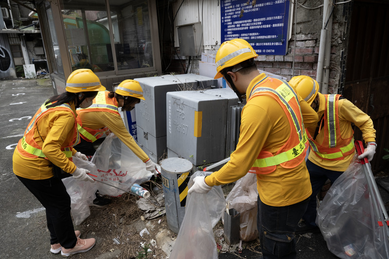 台北市在鼠患議題爆發後展開全市12區清消,但未評估清消的滅鼠成效,遭外界批評是做表面工夫。圖為5月13日松山區清潔隊進行清消作業。(攝影/楊子磊)