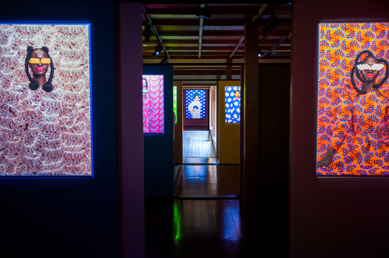 肯亞攝影師坦迪韋.穆里烏(Thandiwe Muriu)此次展出兩大系列作品《Camo》與《一如Ichinyo》。(攝影/黃世澤)