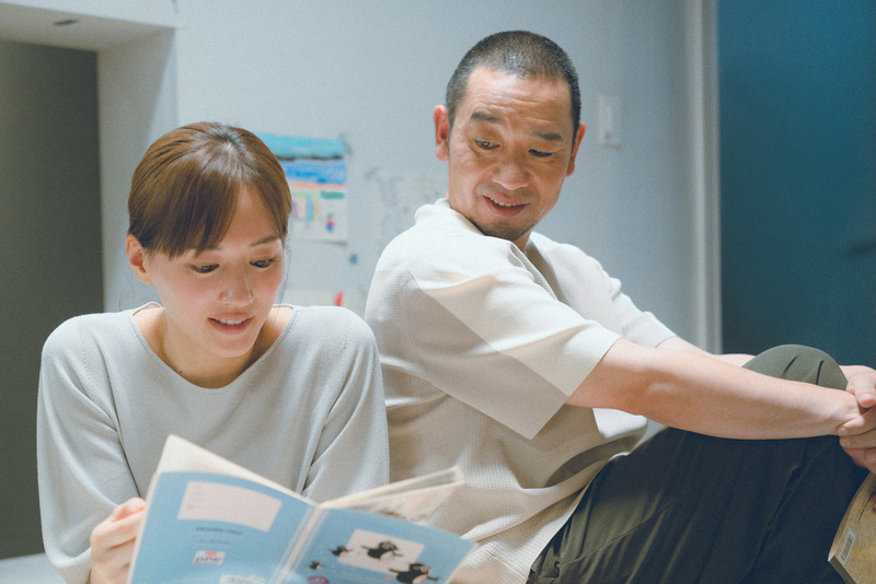 是枝裕和《再生家族》裡,綾瀨遙(左)、大悟(右)飾演一對失去孩子的夫妻。(劇照提供/坎城影展)
