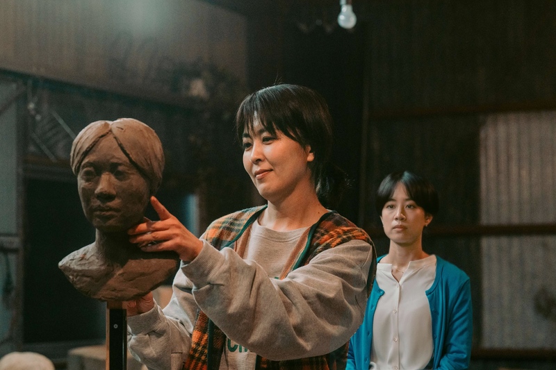 松隆子(前)在《Nagi Notes》飾演木雕藝術家,木雕創作也在片中成為重要隱喻。(劇照提供/坎城影展)