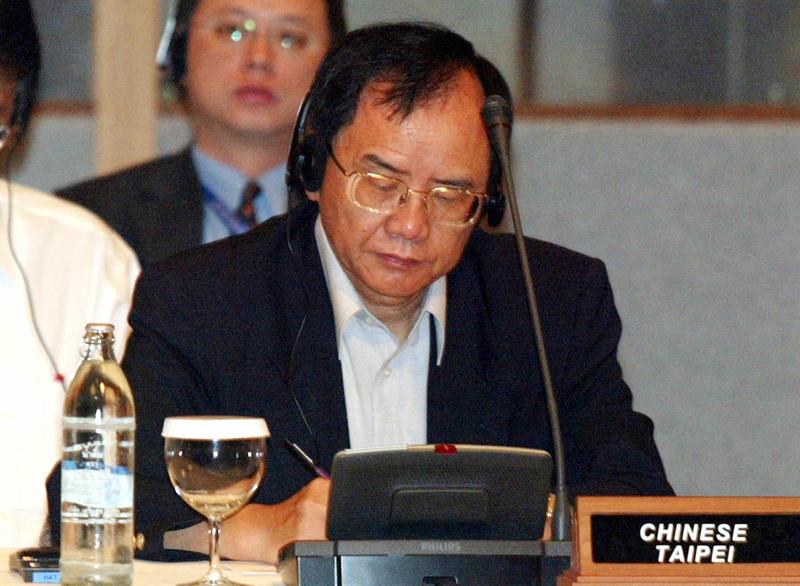 台灣在 1991年 正式加入亞太經濟合作組織(APEC),並以「中華台北」(Chinese Taipei)為名義參與論壇。圖為2003年6月3日,經濟部長林義夫在泰國孔敬府舉行的亞太經合組織部長級年會(APEC MRT)。(攝影/Pornchai Kittiwongsakul/AFP)