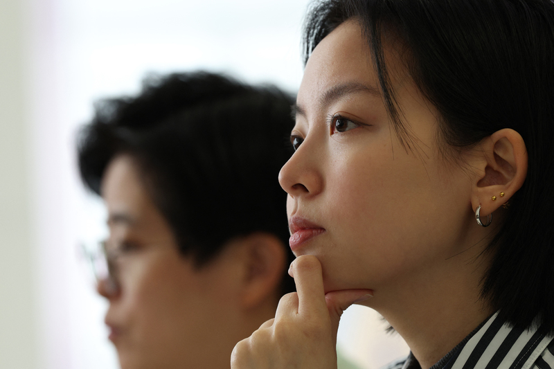 2026年5月18日,在2026年國際布克獎公布前夕,台灣作家楊双子(左)與英譯者金翎(右)在倫敦市中心的倫敦大學亞非學院出席活動。金翎精通中、英、日語,將《臺灣漫遊錄》描繪的多語日治台灣翻譯到英語世界。(攝影/Adrian Dennis/AFP)