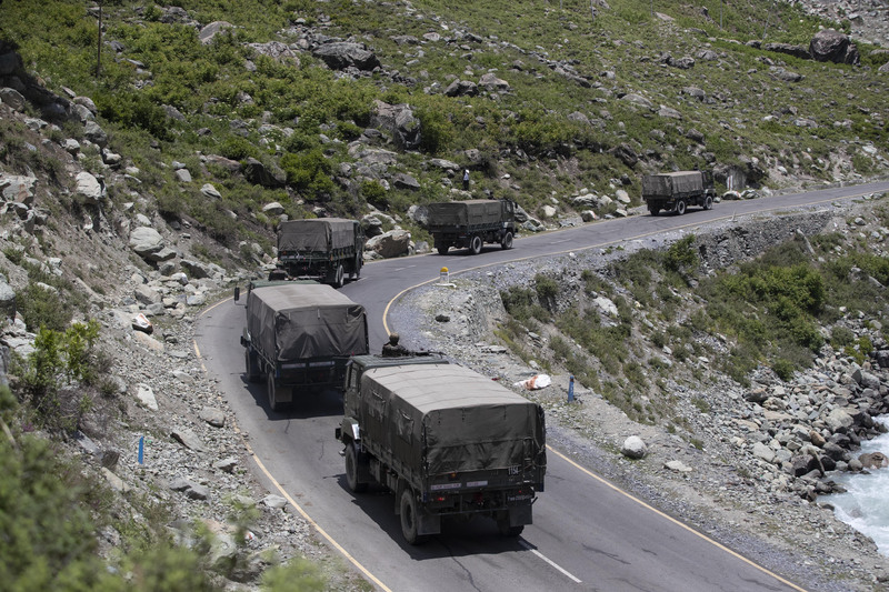 2020年6月17日,印度軍方車隊行駛於印度控制克什米爾首府斯利那加(Srinagar)的公路上。(攝影/Mukhtar Khan/AP/達志影像)