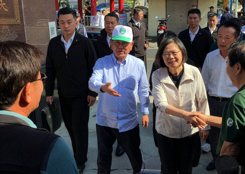 2023年5月,時任總統蔡英文(右2)到嘉義縣力挺民進黨立委參選人陳冠廷,陳冠廷父親、時任立委陳明文(右3)以英系核心要角全程陪同。 (攝影/黃國芳/中央社)