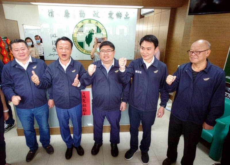 嘉義林派已主導嘉義縣政治版圖多年,上次立法委員民進黨初選時,由縣長翁章梁(左2)帶領現任立委蔡易餘(中)與首度參選的陳明文兒子陳冠廷(右2)一起登記參選,拉抬聲勢。( 攝影/黃國芳/中央社)